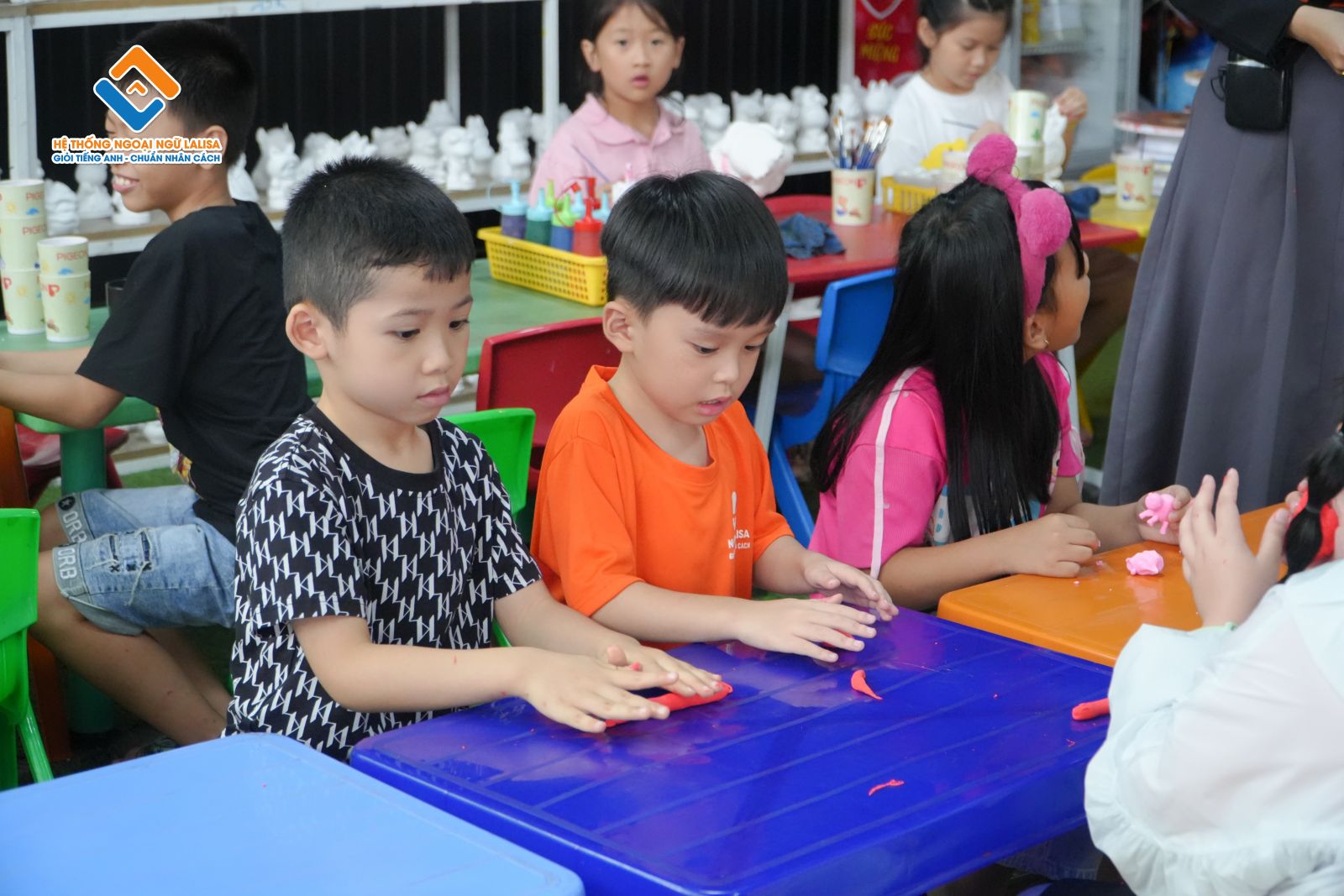 DỰ ÁN “LỚP HỌC KHÔNG BÀN GHẾ – KHÔNG TIVI