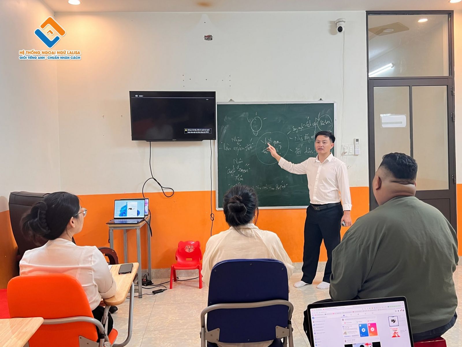Bên Trong Một Khóa Học Tiếng Anh Giao Tiếp Tại Lalisa Có Những Gì